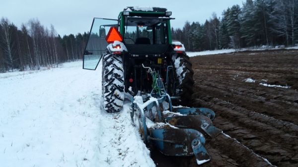 Kyntöä
Avainsanat: Valtra a95 fiskars