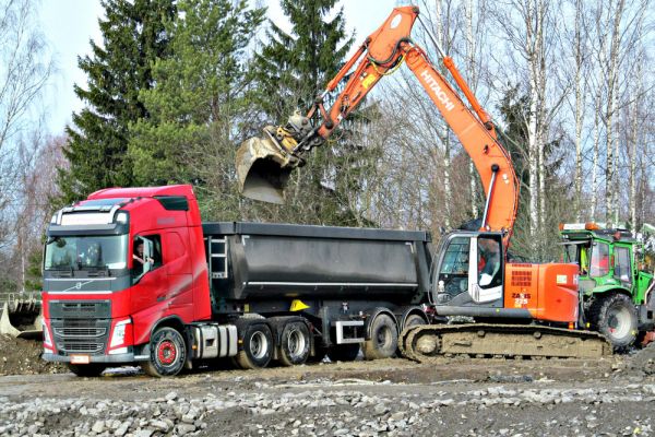 Volvo FH 540 
Hitachi lastaa sorapuolikasta ja Lännen taustalla viimeistelee kaapeliojaa rakennustyömaalla. 

Aikas herraskainen on toi Globe ohjaamo sorarallissa...
Avainsanat: Volvo Hitachi Lännen