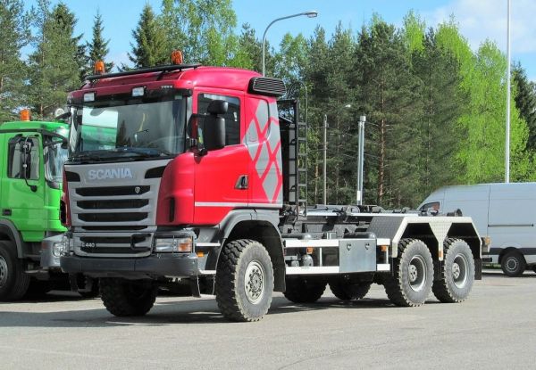 Scania G440 6x6
Multilift 20 t koukkulaite, liuku ja taitto.  Ykköspyörät maastorenkain kaikilla akseleilla. Ollut esittelykäytössä siviilipuolen markkinoille. 
Avainsanat: Scania Multilift 6x6