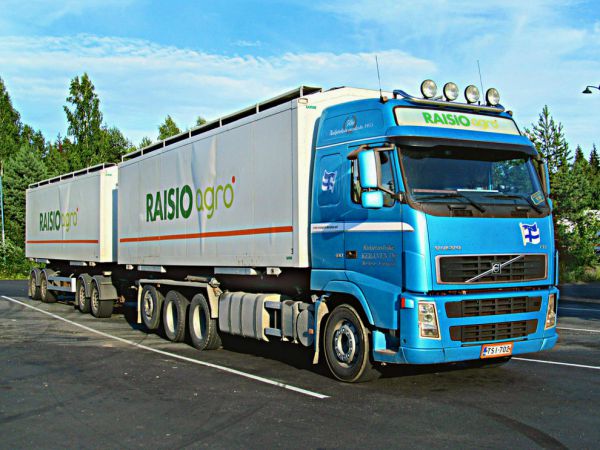 Volvo FH 480
Kuljetusliike Keräsen yhdistelmä RaisioAgron irtorehun kuljetukseen tarkoitetuin jalkakontein
Avainsanat: Volvo Keränen Raisioagro