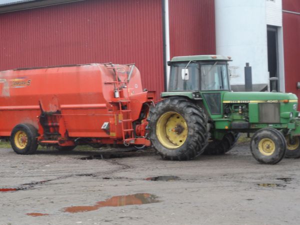 JOHN DEERE 4040 ja SEKO
Avainsanat: JD 4040