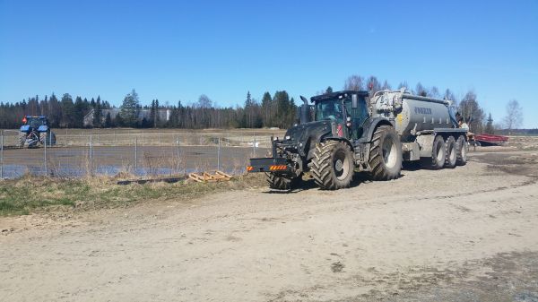 sekotusta ja paskanajoa 
Avainsanat: new holland valtra joskin