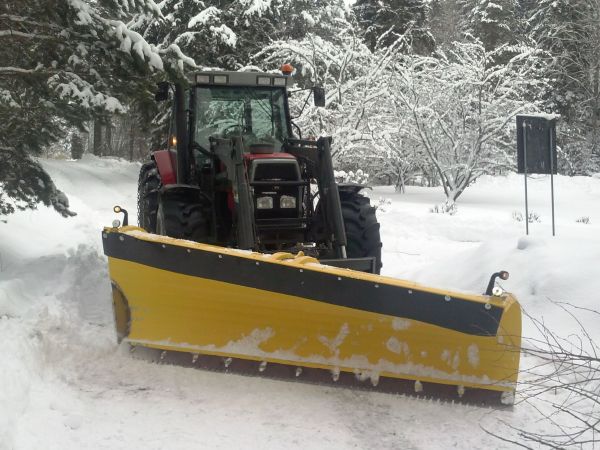 Massey ferguson 6160 ja vama 3200 heittävä alueaura
aurauslenkillä
Avainsanat: vama auraus massey fergu ferguson alueaura lumityöt heittävä