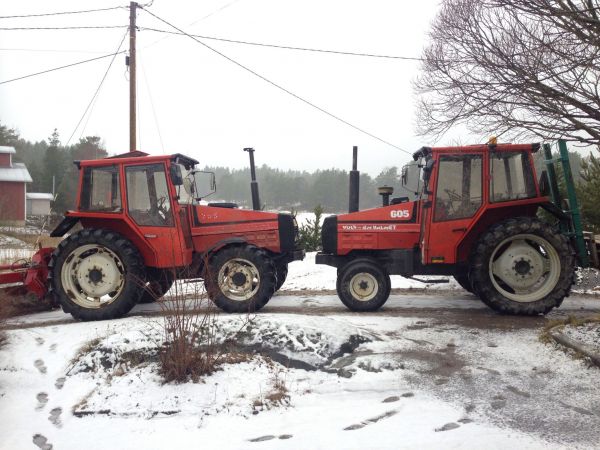 Valmet 705 ja Valmet 605
705 aurauksen jälkeen ja 605 huhkit perässä
Avainsanat: Valmet 705 605