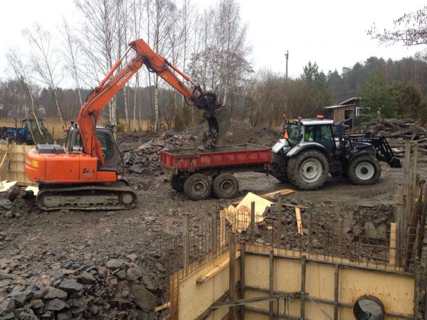 Louhoksen ajoa
Hitachi zaxis 110 ja Valtra t202 sekä ryssät
Avainsanat: Hitachi Valtra louhinta