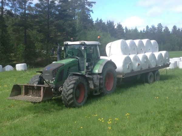 Fendt 936 ja omavalmiste paalikärry
Paalin ajoa taas vaihteeks
Avainsanat: Fendt 936 paalikärry