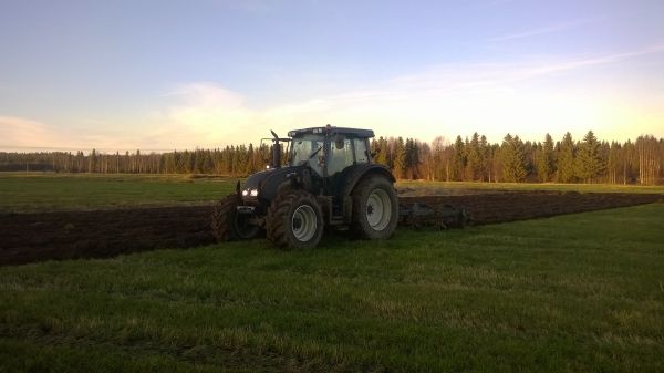 Valtra N141
Kyntöä
Avainsanat: valtra n141 kyntö