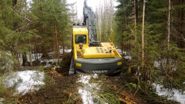 Ojanylitys
Kevään ensimmäinen työmaa, mennessä oja oli kuiva mutta lähtiessä olikin sitten aivan täynnä vettä ja polttoaine pytty vielä roikku harassa kiinni.
