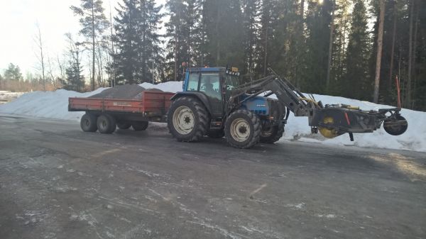 valtra 6400, vila 601 ja junkkari 120
Kevään ensimmäiset harjaukset 14.3.2015
Avainsanat: harjaus valtra vila junkkari