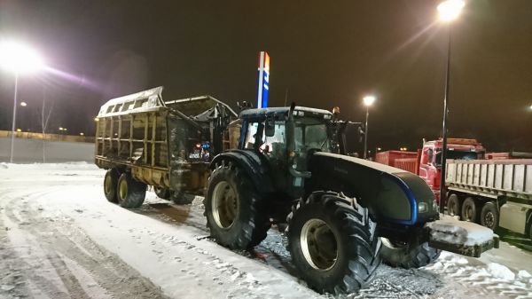 Valtratti
Valtra bongattu Oulussa Kaakkurinhovin Teboililla viikonloppuyönä odottamassa arkea.
Avainsanat: valtra valmet oulu kaakkurinhovi teboil