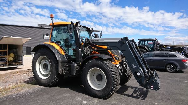 Valtra N174 Oulu
Komea esittelykone oli Oulun Valtran pihalla, kun kävin hakemassa uudet suodattimet vanhaan.
Avainsanat: Valtra N174 N series oulu