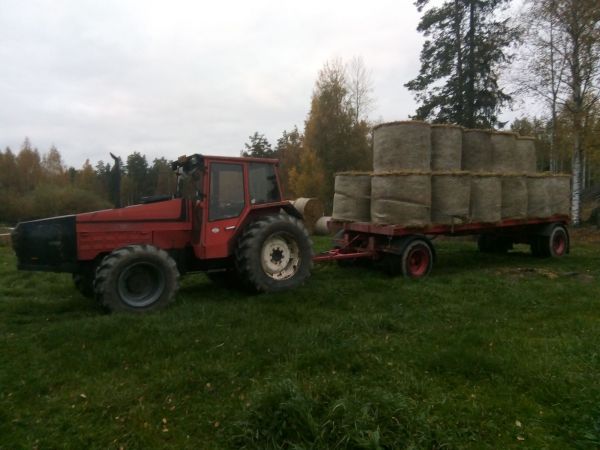 Strawbale fields forever
Avainsanat: Valmet 905 paali paalinajo paalikärry