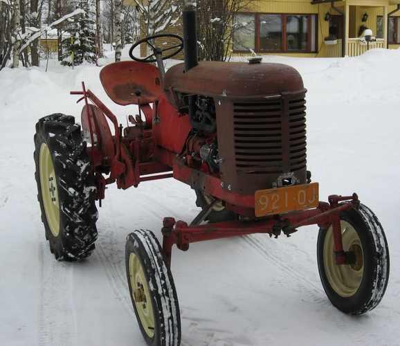 Massey-Harris Pony vm. 1952
Sain kasattua/korjattua palapelistä ajokuntoisen laitteen. Ponyn eli Simcan moottorista oli mm. kampirauta laakereineen romutavaraa. Jäähdyttäjä piti myös kennottaa.

Seuraavaksi oli vuorossa laitteen paloittelu osiin, hiekkapuhallusta, maalailua jne. Sitten kokoamista "puhtailla" osilla ja muuta viimeistelyä.
Avainsanat: Massey-Harris Massey Pony