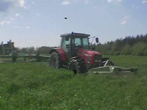 siinä on niittoa semmosella yhistelmällä, että edessä on Krone Easy cut 32CV, traktorina MF 6290 ja takana Krone Easy cut 3200 CV, jossa kiinni ``mattoperä``(karhonsiirrin), jota kuitenkaan ei käytetä, koska karhotin on erkiseen.
Avainsanat: Niittoa krone