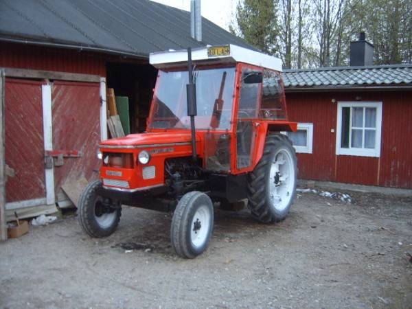 Zetor 5711 maalattuna
etu ritilä puuttuu vielä pit's tekasta...
Avainsanat: zetor