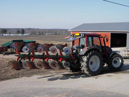 Valtra N 121 h ja Kverneland 4x12-20 aurat
Jokos muut on alotellu? =D
Avainsanat: Valtra Kverneland