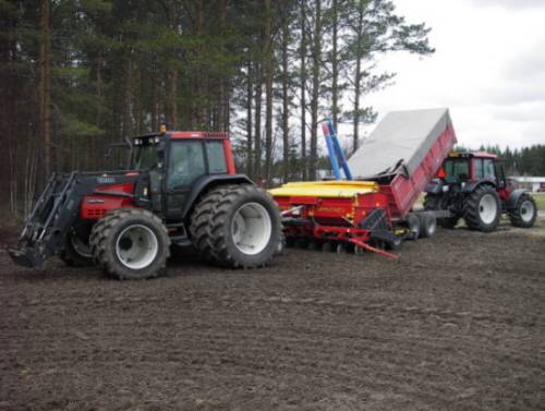 Valtrat kylvöillä
6550 & Junkkari 3000T, Valtra N 121 ja Kipa 85+Jussi. On se sitte Kipan kärry, eikä Tuhti ;) Viimeinen täyttö tälle keväälle.
Avainsanat: Valtra Junkkari Kylvö