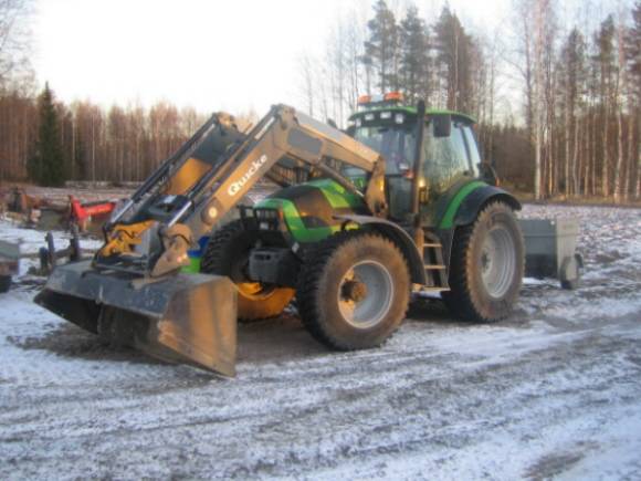 DeutzFahr Agrotron TTV1160
Deutzi + Quicke75 + salo1600 hiekoitin.
Avainsanat: deutzi