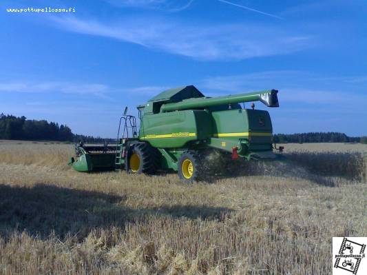 John Deere 9540WTS
Pikku jonnu päässy pellolle
(kuvan laadun takaa Nokia N71)
