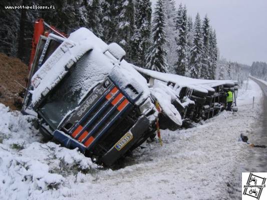 Scania huilaa
Väisti edessä kolaroineita henkilöautoja...
