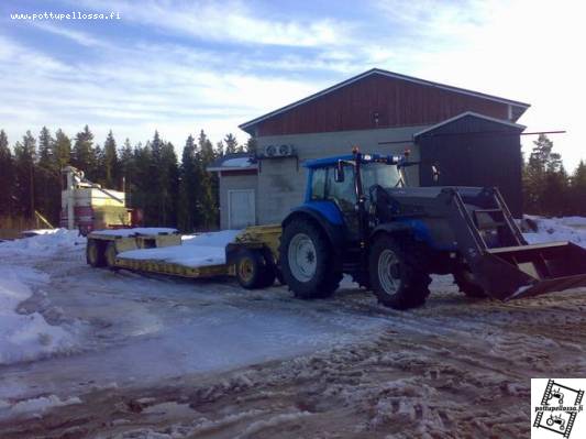 Valtra T ja koneen kuletus lavetti
Piti vähän lavettia siirellä 
Avainsanat: Valtra T 130 Lavetti