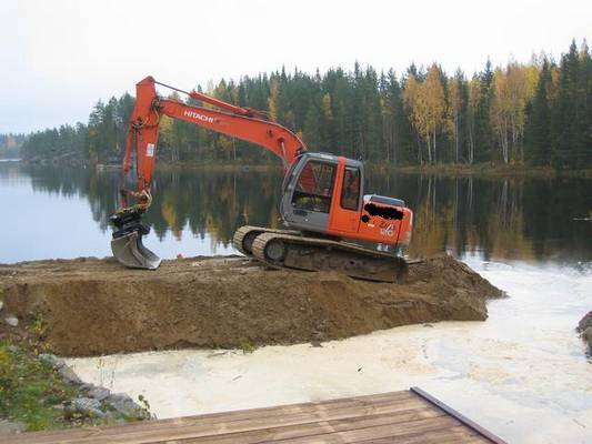 ZX 120 maapatoa purkamassa
Olinpa haitaksilla seikkailemassa veden äärellä..
