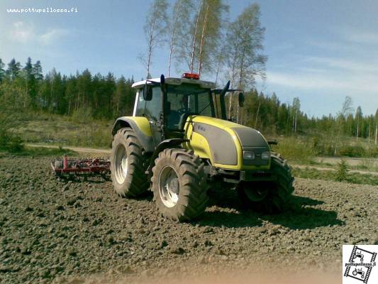 Kevään viimiset äestykset.
Viimesiä hehtaareita kääntämässä. Valtra T140 ja Potila SPH480(risuharava) Kerkesimpä tuon majakankin tänään asentamaan.
Avainsanat: Valtra T140 äes