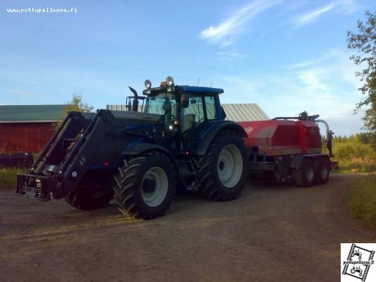 Valtra T171 A ja Vicon rf 135 balepack
Koko päivä taas paalattu ja seuraavana päivänä uudestaan
Avainsanat: Valtra