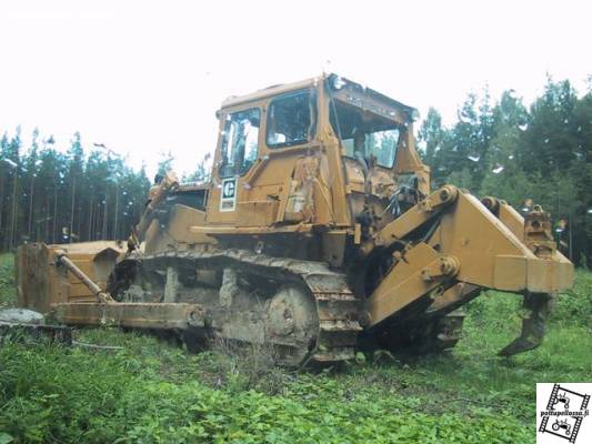 Catepillar D70
Outokummun "syvän reiän" alkuteossa. Venäläiset kävivät velkojen maksamiseksi kairaamassa 250m syvän reijän ja tämä pilatsu repi kannot kankaalta ennen maansiirto operaatioita
