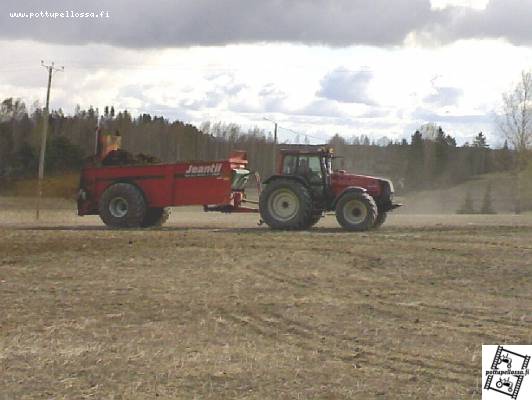 Valtra 8550 + jeantil
keväistä lannan levitystä
Avainsanat: Valtra 8550 jeantil