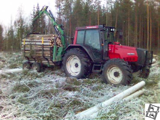 Valtra ja Kronos metsässä
Kuitupuun kuljetus uudistushakkuu-alueelta
Avainsanat: Valtra 6550 Kronos