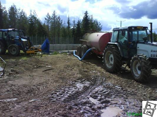 Valtra 6550 ja Valmet 8100+teko lietekärry
kärryn täyttöä
Avainsanat: Valmet 8100 teko Valtra 6550