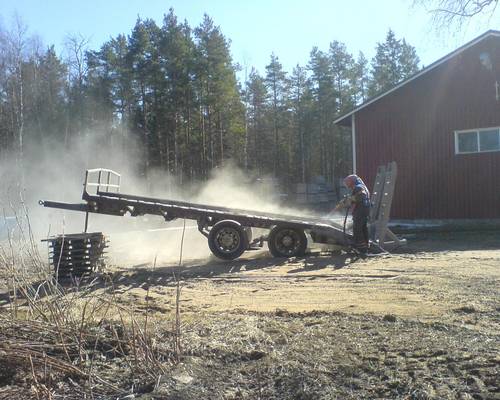 Lavetin puhallusta
Rakennetusta lavetista ruosteet pois ja maali päälle
Avainsanat: Lavetti