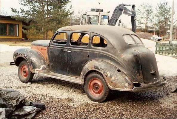 Dodge De Luxe 4d Sedan vm. 1939
Takana värjöttelee mustapuominen Hitachi EX100M.
Avainsanat: Dodge Plymouth museoajoneuvo Hitachi EX100M