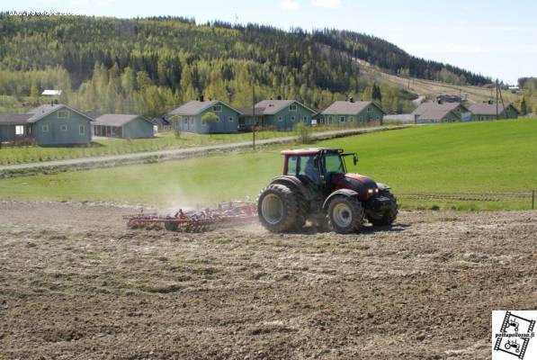 Valtra N121 Hitech, Potila 5.4
Lainakoneella pellolla Casea odotellessa.
