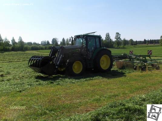 JD 6430+Q55 ja Krone KS 800
Nurmi 2007
Avainsanat: JD Krone