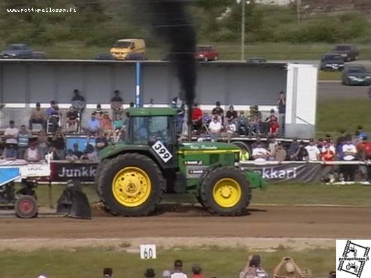 JD 7710
Haapajärven tractor pulling  SM- osakilpailu 2007, vakio 8500kg, jontikan sijoitus oli kakkonen tuloksella FP ja Pull offeissa 66,71...
Avainsanat: vee856 tractor pulling jd 7710