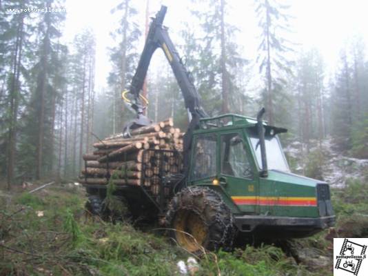 lokomo
kuitua päälle ettei tyhjillä kuormilla tarviis ajaa.
