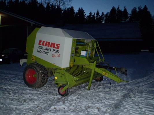 claas 255rc 
claassi odottamassa kyytiä tilalle tuli case remmikone
Avainsanat: claas