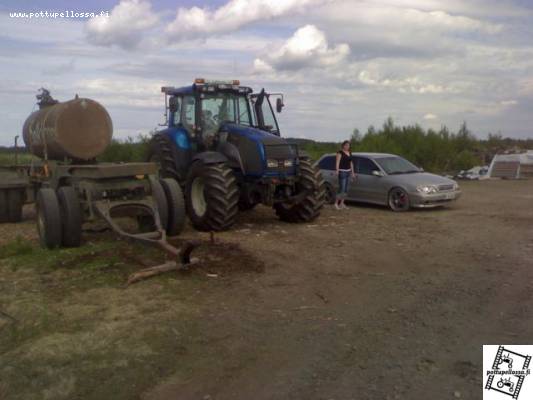 Jyrsin kamppeet
Löpövaunu, valtra, joku epämääräinen olio ja volga
Avainsanat: volvo valtra