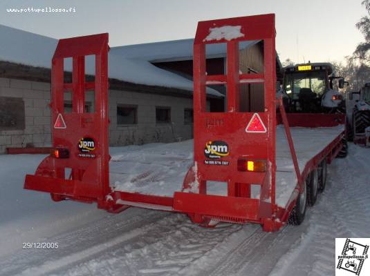 Valtra ja Jpm
Siinä on koneenkuljetus yhdistelmä Jpm ja valtra T170
Avainsanat: JPM