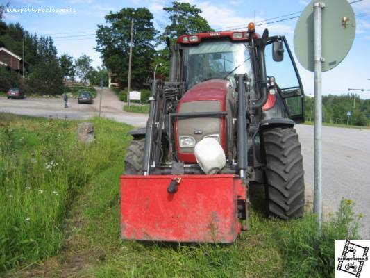 Valtra M130
Kone parkissa.
