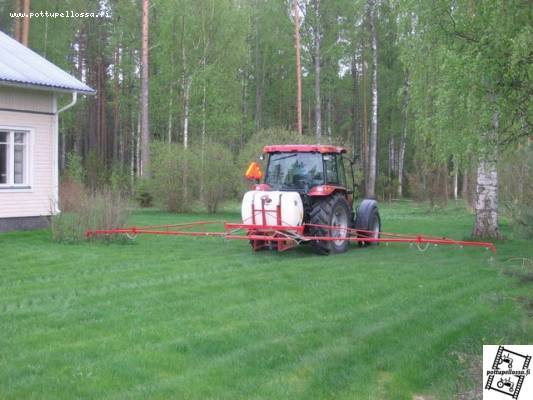 Nurmikon ruiskutus
Samalla kun ruiskutettiin laitumet niin ruiskutettiin pihasta lähinnä voikukkia. Helpotettiin reppuruiskun työmäärää kun pääsi tälläkin ruiskuttamaan.
Avainsanat: Ruiskutus Case