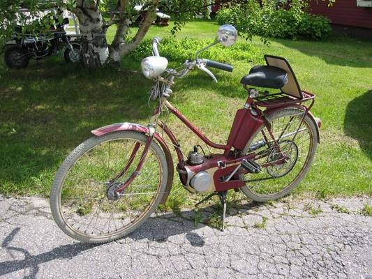 Nymans Autoped NV5 vm. 1953
Ruotsalainen peli, entisöimätön! Varustettu 0,8 hv:n apumoottorilla sekä polkimilla. Nymansin ensimmäinen "oikea" mopedimalli. 

Halutessaan moottorin voi vapauttaa vivulla voimansiirrosta irti ja ajaa pelkästään polkimilla. Tai sitten voi ajaa molemmilla yhtä aikaa. Tässä mallissa runkorakenne on vielä pyörämainen, mutta apumoottori on siirtynyt takanavalta keskiön tienoille.
Avainsanat: Nymans