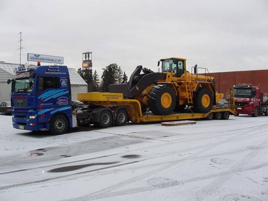 man ja volvo 350
pikku volvo mannin päällä
Avainsanat: man volvo