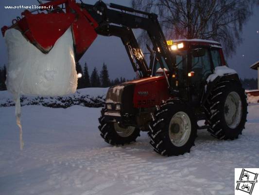 Valtra 6400
Rehunotossa iltahämärissä
Avainsanat: valtra,