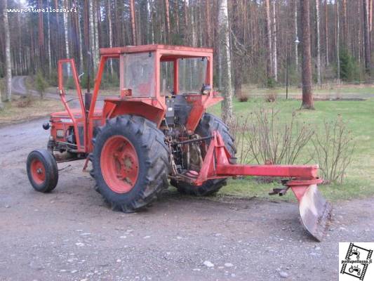 Zetor pihan tasauksessa
Yleistä pihan tasaamista ja nurmikon kitkemistä tiealueelta vanhalla päkättimellä.
Avainsanat: Zetor 6711