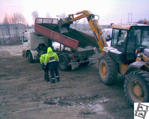 Ekat pakkaset...
Meinasi vähä öljysora jäätyä lavaan kiinni. Scania 93(?) ja Lännen C110.
Avainsanat: scania lännen