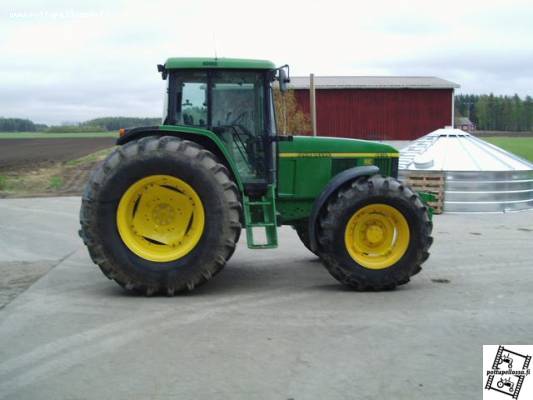 JD 6610 uusilla kummeilla
Takana 710/70R38 ja edessä 540/65R30.
