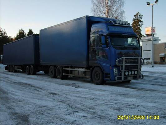 Kuljetus P Nikupeterin Volvo FH12
Kuljetus P Nikupeteri Ky:n Volvo FH12 "Catwoman" täysperävaunuyhdistelmä.
Avainsanat: Nikupeteri Volvo FH12 Catwoman Shell Hirvaskangas